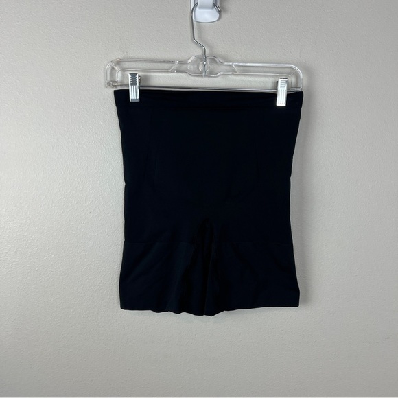 Spanx OnCore Mid Thigh Shorts - Picture 2 of 6
